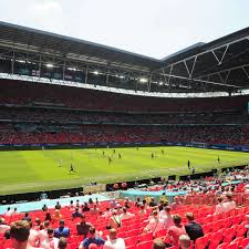 Kein sieg in zwei spielen gegen dänemark und belgien. Em 2021 Unfall Uberschattet England Sieg Fan Sturzt Im Wembley Von Der Tribune Fussball
