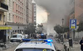 Una explosión en un edificio en la calle toledo de madrid, españa, deja varios heridos este el gabinete de información de emergencias del ayuntamiento de madrid informó que nueve dotaciones. 5xosuolegd262m