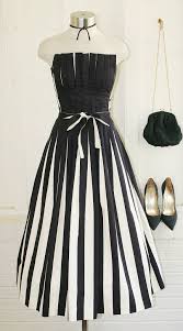 Black And White Party Attire It S All There In Black And White Victor Costa 1970 S Striped Pleated Strapless Party Dress Strapless Party Dress Fashion Pretty Outfits