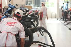 Kalau nak kereta tu terus bergerak untuk jangka masa yang lama, kena lah rajin dan sentiasa servis kereta. Gak Usah Ragu Ini 7 Alasan Kenapa Kamu Harus Servis Motor Di Bengkel Resmi Wahana Honda