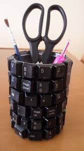 Recycle A Malfunctioning Keyboard Into A Useful Geeky Pencil Holder Fun Make Sure To Spell Out A Wor Artesanato Em Latas Upcycled Crafts Artesanato Com Lata