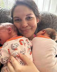 My twéé wonderbaba's uit twéé baarmoeders waarlik een uit 'n miljoen