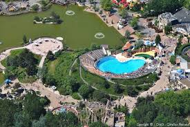 Ca ne se voit pas directement à cause des bon par contre le toit en mode bulle , c'est pas une bonne idée parce que c'est un vrai plaisir de voir le ciel. Photo Aerienne De Parc Asterix Oise 60 Parc Asterix Photo Aerienne Parc
