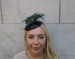Black Sequin Green Statement Peacock Feather Headpiece Fascinator Vintage  Style Pillbox Hat Races Wedding Sequinned U1z48uu
