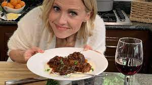 The Perfect Sunday Meal Jessica S Recipe For Braised Short Ribs With Parmesan Butter Grits Ktla Braised Short Ribs Short Ribs Sunday Recipes