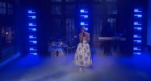 Musician kid cudi wore a floral dress during his performance of 'sad people' on saturday night live in what many are calling a tribute to the late kurt cobain. Anabpulrp Du1m