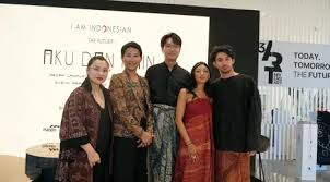 Oscar lawalata, full name oscar septianus lawalata (born in pekanbaru, riau, 1 september 1977, age 36 years) is an indonesian fashion designer. Sambut Hari Batik Nasional Oscar Lawalata Dan Glenn Prasetya Dorong Generasi Muda Cinta Kain Nusantara Fashion Fimela Com