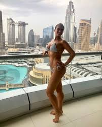 Iar acum, la aproximativ 20 de zile de la publicarea acelei poze, a repetat experienţa. Foto Anamaria Prodan Loveste Din Nou Cum S A Pozat Sexy Impresara Pe Blaconul Locuintei Din Dubai Sport Ro