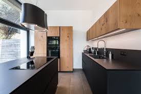 Cuisine de style loft industriel avec meubles. Amenagement Cuisine Noir Et Bois Lyon 8 American Traditional Kitchen Lyon By Les Cuisines D Arno