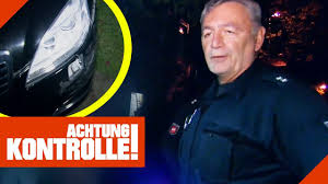 Eine fahrerflucht liegt vor, wenn sich ein unfallbeteiligter nach einem unfall vom ort durch ermittlungen am unfallort kann die polizei den fahrzeughalter finden. Er Hat Mich Angemacht Polizei Schnappt Fahrerflucht Auto 2 2 Achtung Kontrolle Kabel Eins Youtube