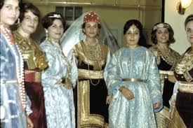 Ofskfe Moroccan Jews Wearing Traditional Kaftans At A Pre Wedding Henna Party The Bride Center Is Wearing Henna Party Traditional Outfits Morrocan Dress