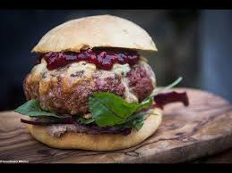 Hier Findest Du Ein Rezept Fur Einen Burger Aus Gewolftem Wildschwein Das Besondere Ist Eine Extrem Leckere Mayonnaise Mit Rezepte Maronen Lebensmittel Essen