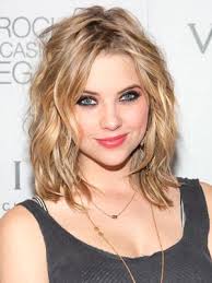 Les cheveux avec des ondulations (le fameux effet wavy) seront aussi de la partie dans. Ashley Benson Hairstyles December 17 2011 Dailymakeover Com Coupe De Cheveux Coiffure Cheveux Mi Long