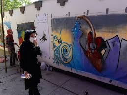 Afganistan çağdaş sanatının en önemli isimlerinden biri kabul edilen shamsia hassani, sanat alanında ödüllere. Afghan Graffiti Artist Shamsia Hassani Shortlisted For Artraker Award But She Still Has To Dodge Landmines To Create Her Work The Independent The Independent