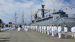 Ziua marinei române, este o sărbătoare civilăși militară, marcată de autoritățile publice și celelalte instituții ale statului prin organizarea unor programe și manifestări cu caracter evocator. Ziua Marinei Cu MascÄƒ È™i FÄƒrÄƒ MascÄƒ Spectacol Politic In Portul Militar ConstanÈ›a Evenimentul Zilei