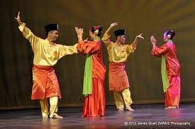 Tarian inang atau lebih dikenali sebagai tarian mak inang suatu ketika dahulu dicipta semasa zaman kesultanan melayu melaka. Performing Arts Magnificent Of Malay Culture