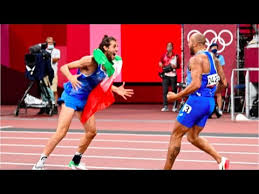 The two blue athletes win the gold medal respectively in the 100 meters floors and in high jump. 8egzluwy Exxim