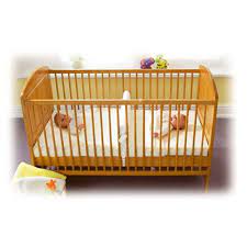 ideal pour des jumeaux le reducteur permet de partager un lit bebe en 2 et ainsi de faire dormir chaque enfant dans un espace bien twin cribs cribs baby cribs
