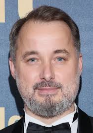 Bardzo sympatyczny, dobry aktor i w dodatku jaki przystojniak:)