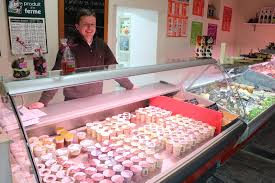 C'est un lait entier dont la quantité de matière grasse peut varier de moins de 30 g à plus de 50 g/litre. Nous Transformons 450 000 Litres De Lait A La Ferme Reussir Lait