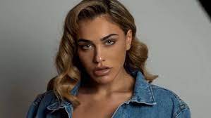 Πάντα ανατρεπτική και γεμάτη εκπλήξεις, η konnie metaxa δίνει το δικό της ρυθμό στο καλοκαίρι. Koni Meta3a Pozarei Kai Mas Deixnei To Entypwsiako Spiti Celebrities Eidhseis