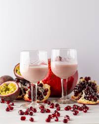 Mescolare e imbottigliare il liquore al melograno. Liquore Cremoso Al Melograno E Frutto Della Passione