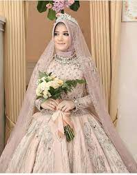 Bahkan trend rias pengantin hijab modern 2017 akan terus mengikuti kemajuan dari perkembangan fashion yang ada saat ini dan juga mode di dunia. Cantik Dan Manglingi Inspirasi Makeup Pengantin Hijabers Yang Menawan Di Hari Bahagiamu