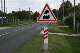 La conductrice, une femme de 57 ans, a perdu le contrôle de son véhicule avant de taper au niveau de la barrière et de s'immobiliser sur la voie ferrée. Accident Entre Un Car Et Un Ter Au Passage A Niveau De Millas