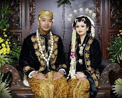 Seperti beberapa eksposisi pakaian adat jawa yang pernah saya jelaskan sebelumnya. 12 Pakaian Adat Jawa Timur Beserta Gambar Dan Penjelasannya