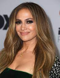 52歳のジェニファー・ロペス、フィルター加工要らずの美貌の秘訣は“アファメーション”。【セレブ美容探偵】 | Vogue Japan