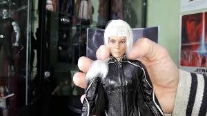 Il s'agit d'une mutante de classe alpha l'un des plus haut rangs pour un mutant et donc l'un de plus puissants connus avec les capacités de manipuler l'atmosphère. Figure Masters Windstorm Halle Berry X Men Unboxing Review Youtube