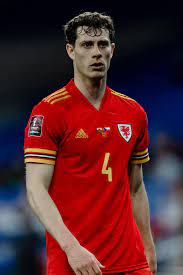 Ovidiu hategan accorde un coup franc pour le pays de galles. James Lawrence Wikipedia