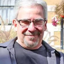 Sem fumar, homem fica bilionário vendendo papéis para fumo