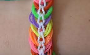 как сплести из резинок одежду для кукол монстер хай Kak Plesti Braslety I Kolechki Iz Rezinok Rainbow Loom Bands Podelki S D S Izobrazheniyami Podelki Braslety Dlya Detej