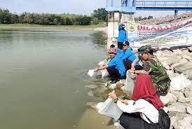 Waduk kedung ombo surut, makam dan perkampung jaman dulu bermunculan. Puluhan Ton Ikan Mati Di Kedung Ombo Disnakkan Kembali Tebar Benih