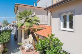 Qual è il prezzo medio per notte di un appartamento a lido di camaiore per le vacanze? Casa Mare Gemma Casa Vacanze Lido Di Camaiore