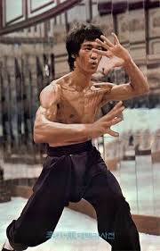 The poorer we are inwardly, the more we try to enrich ourselves outwardly. Ho Visto Tutti I Suoi Film E Stato Un Grande Uomo Bruce Lee Art Bruce Lee Bruce Lee Photos