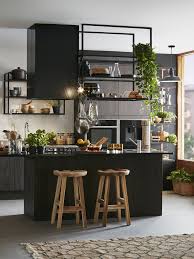 Cuisine Noire Et Bois Le Combo Du Moment Joli Place En 2020 Cuisine Noire Et Bois Deco Cuisine Moderne Cuisine Ouverte Et Salon