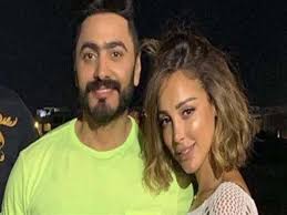 والد تامر هو المطرب المصري حسني شريف عباس فرغلي ووالدته فاطمة الصباغ،4 انفصل والده عن والدته وهو في السابعة من عمره عينيا بتحبكعدل و في عام 2006 اطلق تامر حسني ثاني البوماته عينيا بتحبك وكان أيضاً من إنتاج شركة فري ميوزك وحقق مبيعات عالية. Ø£ÙˆÙ„ ØªØ¹Ù„ÙŠÙ‚ Ù…Ù† Ø¨Ø³Ù…Ø© Ø¨ÙˆØ³ÙŠÙ„ Ø¨Ø¹Ø¯ Ø±Ø³Ø§Ù„Ø© ØªØ§Ù…Ø± Ø­Ø³Ù†ÙŠ ÙÙŠØ¯ÙŠÙˆ Ù…ØµØ±Ø§ÙˆÙ‰