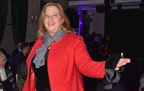 Die frühere sängerin der „kelly family, die sich 1999 wegen einer psychischen erkrankung aus band und öffentlichkeit zurückzog, ist tot. Kelly Family Kathy Bestatigt Den Tod Ihrer Leiblichen Mutter Unter