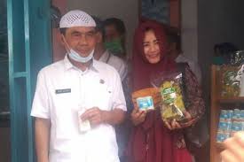 Berikut ini kami jabarkan bagaimana cara daftar ukm atau umkm. Peminat Modal Kerja Umkm Rp 2 4 Juta Di Sumedang Membeludak Kuota 15 000 Yang Daftar 50 000 Halaman All Kompas Com