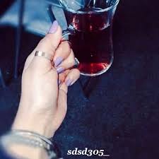 سديم المطيري on instagram حبيبي شرب شاهي بنعناع و أنا شاهي احمر شربوني و بعض الناس سوا مثل عنتر على شيبوب لا شي صاب alcoholic drinks red wine alcohol