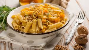 Spesso non sappiamo cosa preparare a pranzo, specialmente se abbiamo voglia di cambiare menù, in alcuni casi bastano pochi ingredienti per preparare un gustoso condimento per la pasta. Pasta Zucca Ricotta E Noci Primo Piatto Sfizioso E Saporito