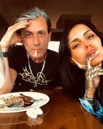 1)coti sorokin es un cantante y compositor argentino, que triunfó en 2005 en américa latina y españa con . La Reaccion De La Ex Mujer De Coti Sorokin Luego De Que El Cantante Blanqueara Su Romance Con Cande Tinelli Infobae