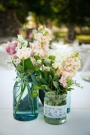 Blumen Arrangements Im Fruhling 50 Ideen Als Anregung Tischdekoration Hochzeit Blumen Rustikale Hochzeit Dekoration Tischdekoration Hochzeit