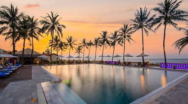 Không gian kiến trúc lấy cảm hứng từ những nét đặc trưng của Hội An giữa khu vườn nhiệt đới xanh mát.