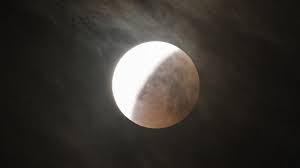 Les 25 et 26 mai vous risquez donc d'avoir des difficultés à fermer l'œil. Une Eclipse Partielle De Lune Pourra Etre Observee Mardi