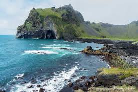 After volcano eldfell erupted in the 1970s, the 'sea elephant' (along with other rocks) took shape. Westmannerinseln Wanderung Zum Windigsten Ort In Island