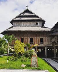 Nuwou sesat memiliki arsitektur rumah berbentuk rumah panggung. Contoh Gambar Mewarnai Rumah Adat Kalimantan Selatan Kataucap