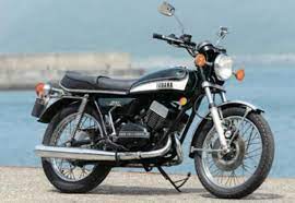 画像 1971年に発売された2ストスポーツ rx350の後継モデルとして 1973年から発売されたrd350は70年代のヤマハ2ストスポーツを代表する存在だ 車体の基本構成は rxと大きく変わらないが フレームのディメンション変更でハンドリングを改善 空冷2スト並列2気筒